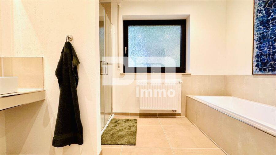 Umfassend saniertes Ein- Zweifamilienhaus auf großem Grundstück in Traumlage - EG WE2 Rechter Gebäudeteil Bad Dusche / Wanne